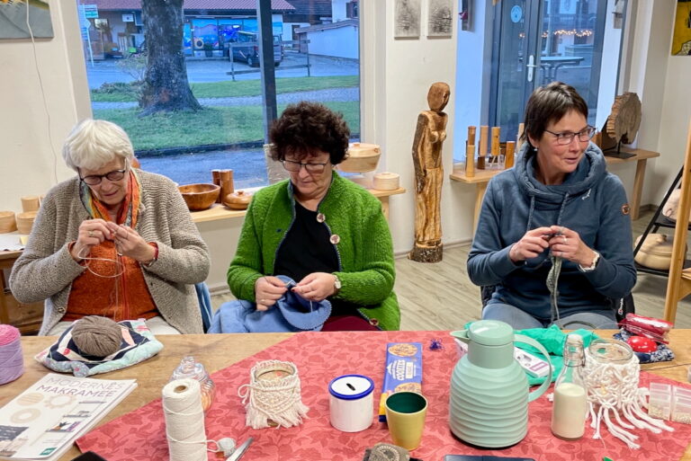 Drei Frauen beim Gunkeln in der Künstlerwerkstatt Bergen – gemeinsames Handarbeiten in gemütlicher Runde
