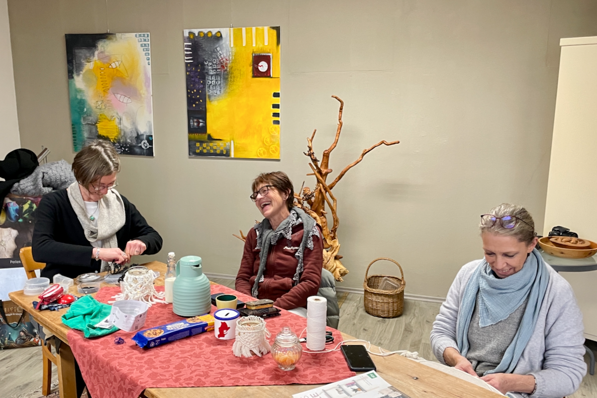 drei Damen in der Künstlerwerkstatt Bergen